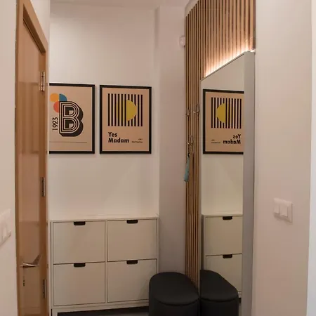 Center Designer Sofie